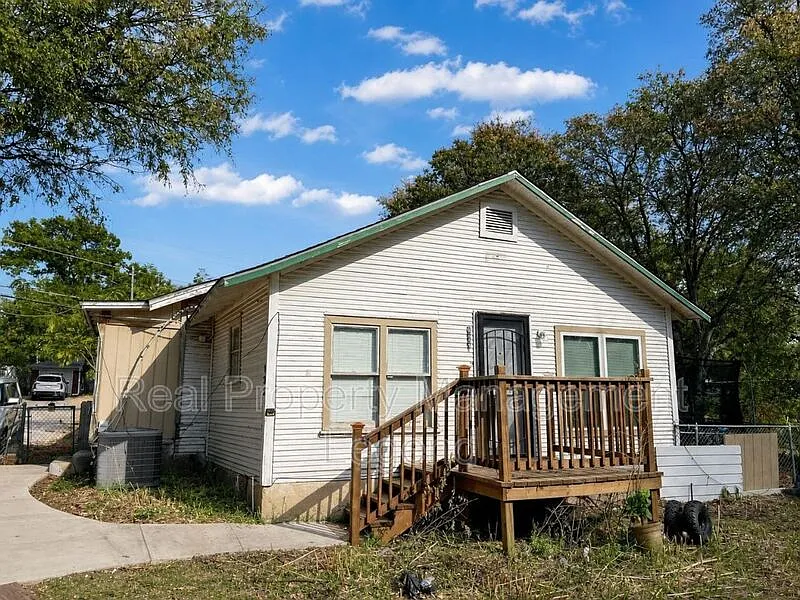 1 bed, 1.0 bath, 300 sqft, $900 — Photo 2