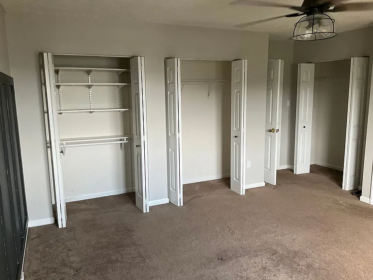 1049 Royal Dr — Photo 19