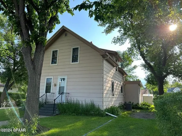 109 7th St E, Park River, ND 58270