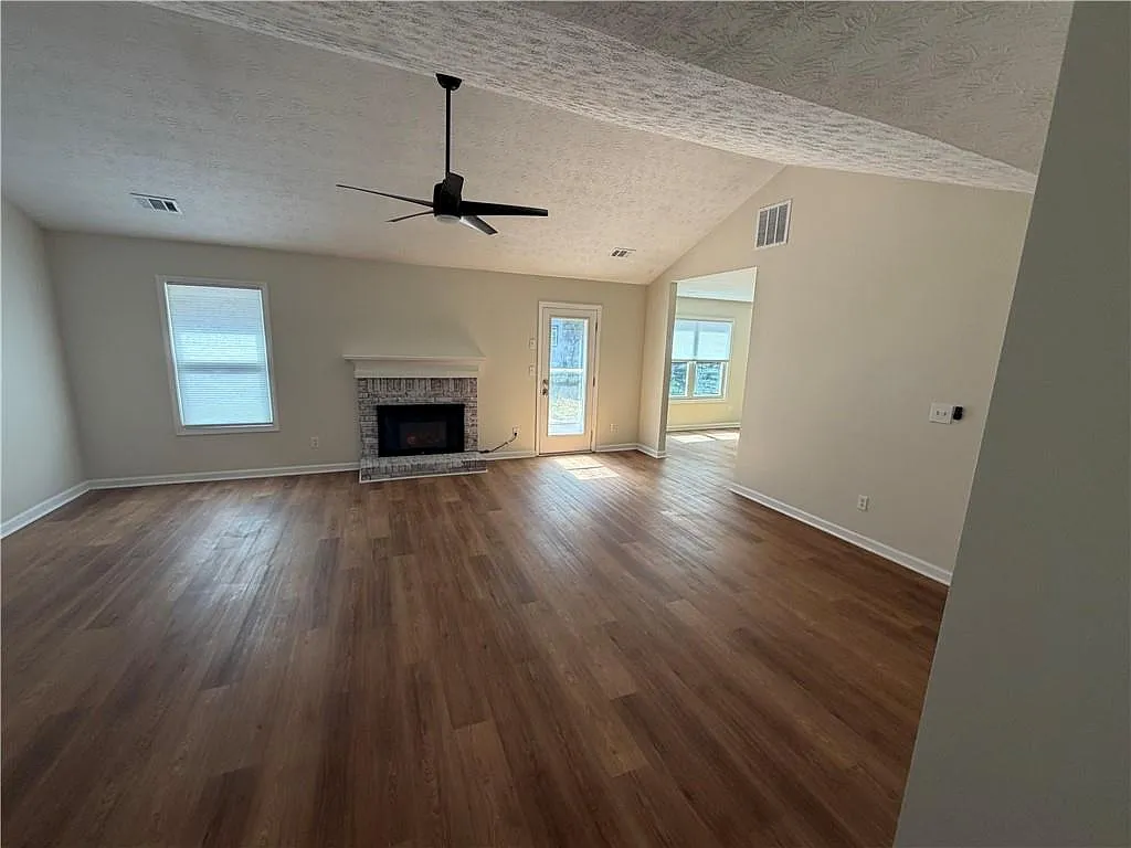 4 bed, 2.0 bath, 1650 sqft, $2,550 — Photo 4