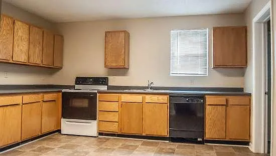 6 bed, 2484 sqft, $2,100 — Photo 2