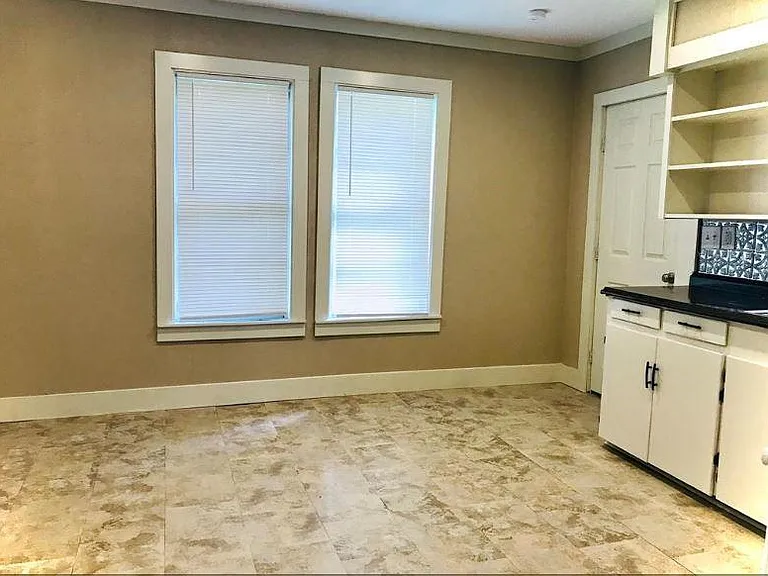 414 E Strand St — Photo 12