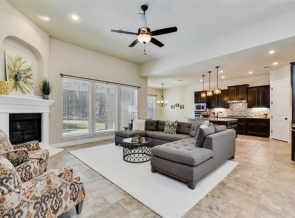 3rd image of 121 Royal Oak Dr