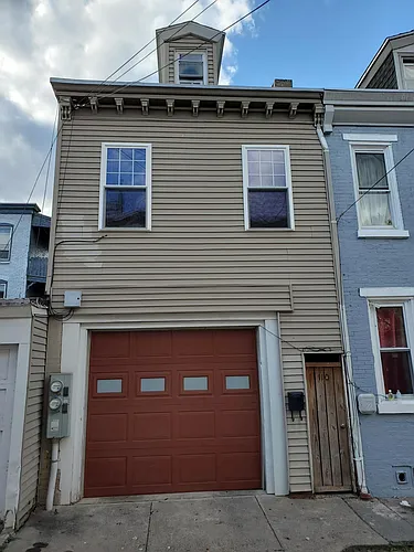 110 Moss St Photo 1