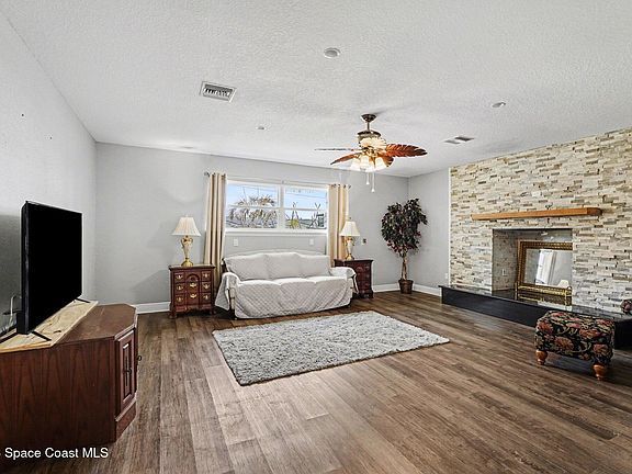 3rd image of 455 Riverside Ave