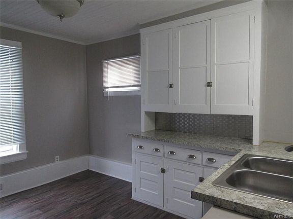 2nd image of 5590 Main St
