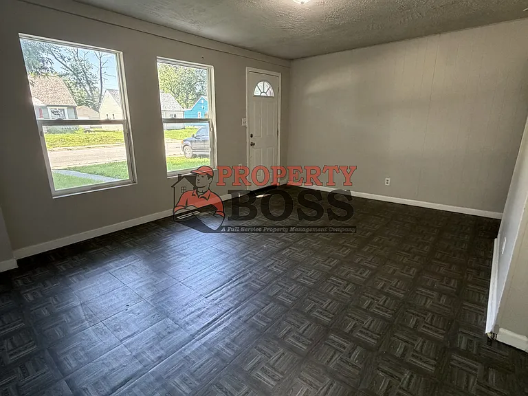 4520 E 10th Ave — Photo 2