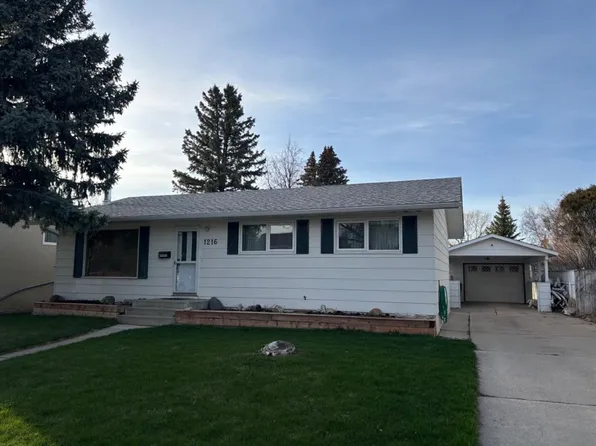 1216 Lakemount Blvd S, Lethbridge, AB T1K 3K1