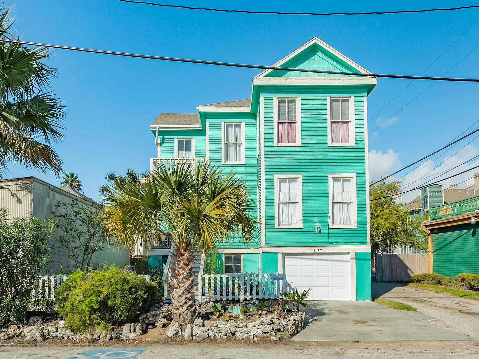 4 bed, 2.0 bath, 1726 sqft, $2,400 — Photo 3