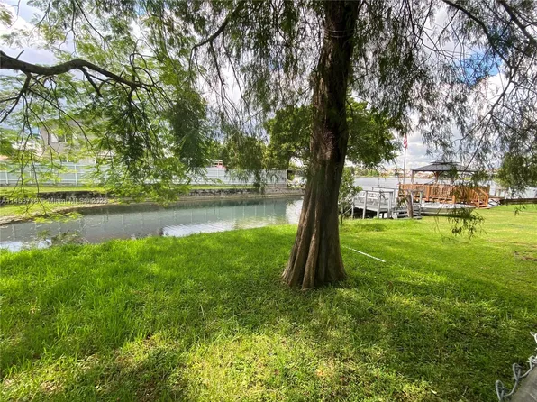 1612 W 72nd St, Hialeah, FL 33014