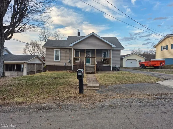 91 Hickory Rd, Chester, WV 26034