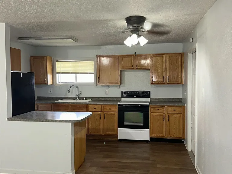 1052 N Lincoln St — Photo 7