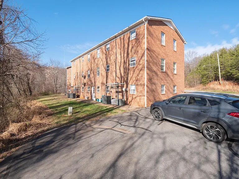 Sunset Manor Apartments — Photo 8