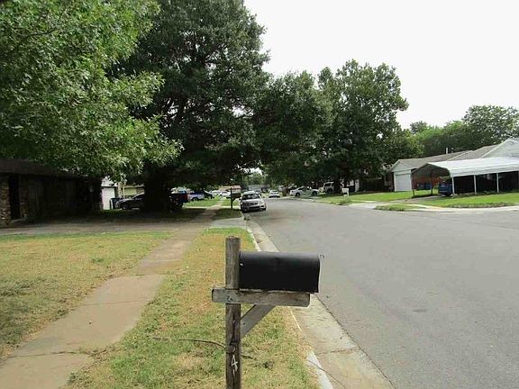 Exterior Neighborhood (street photo)