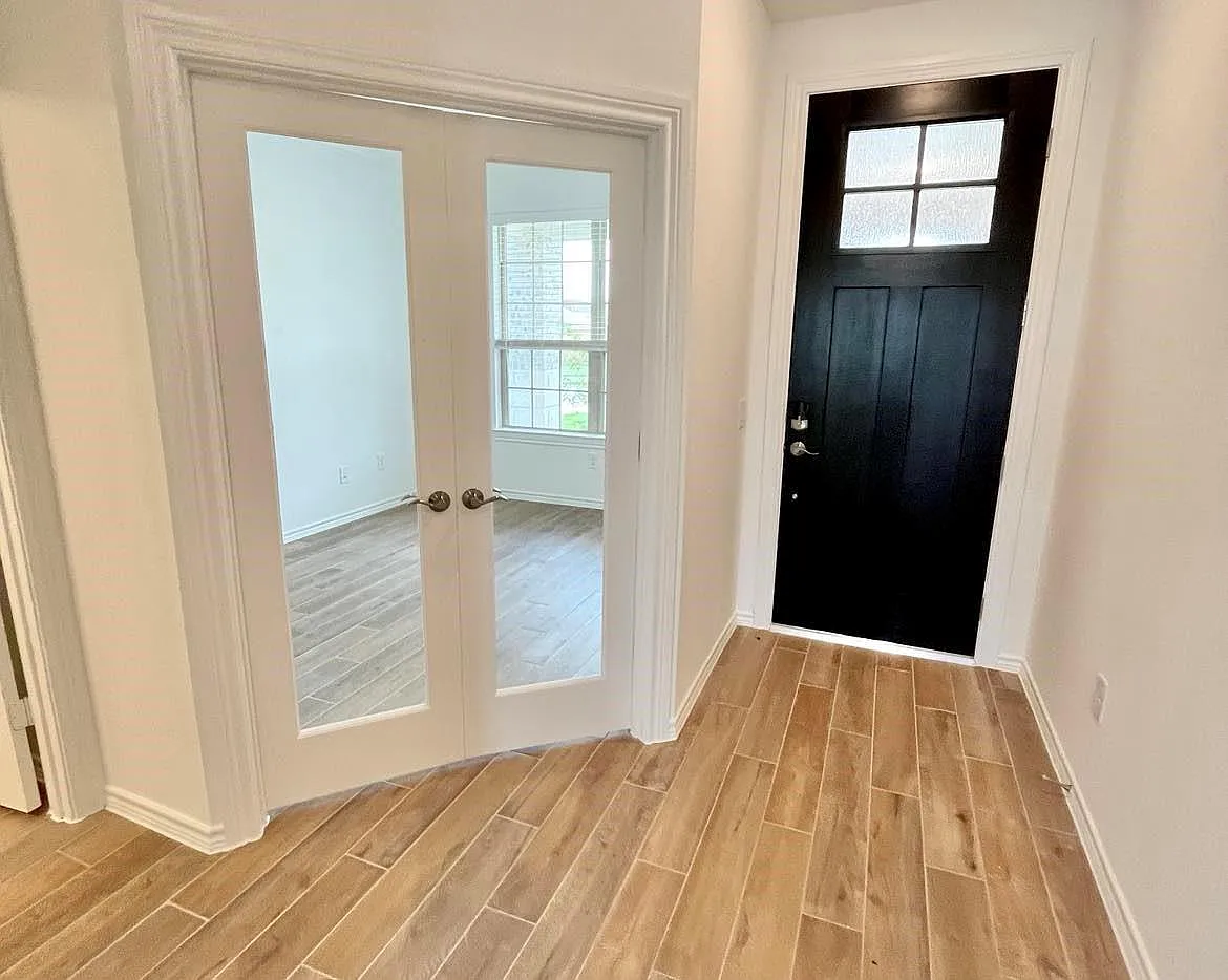 4 bed, 2.5 bath, 2703 sqft, $3,200 — Photo 3