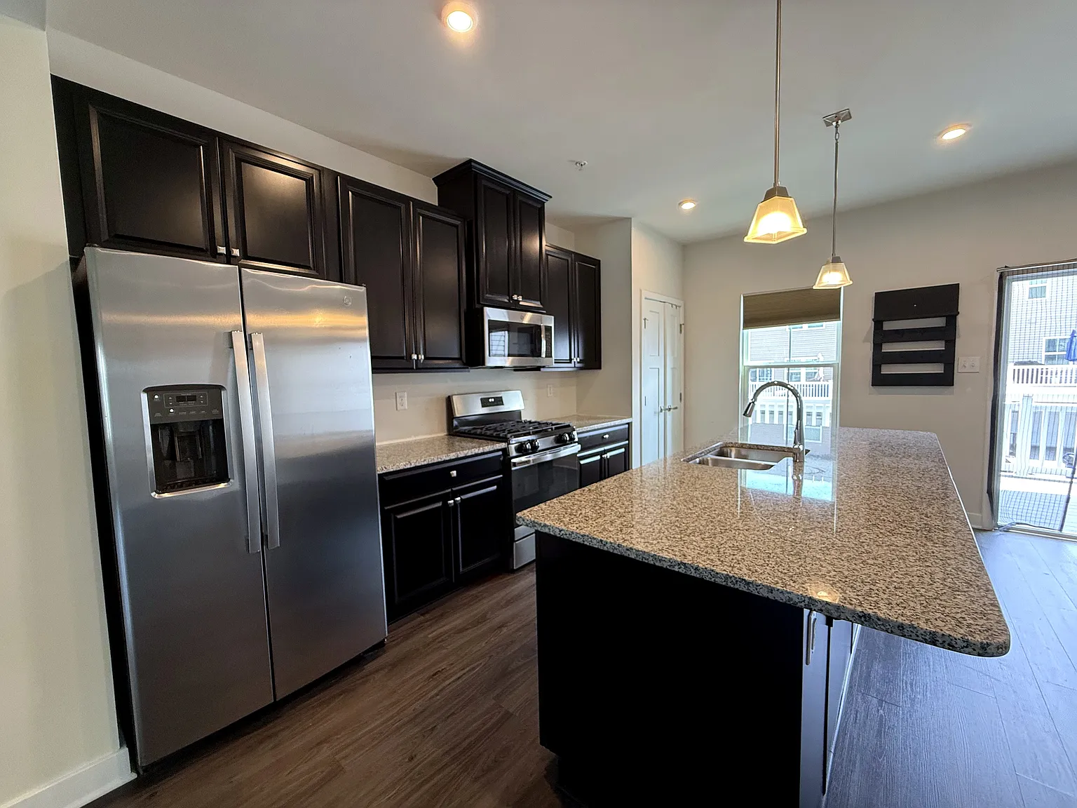 3 bed, 2.5 bath, 1920 sqft, $3,200 — Photo 4