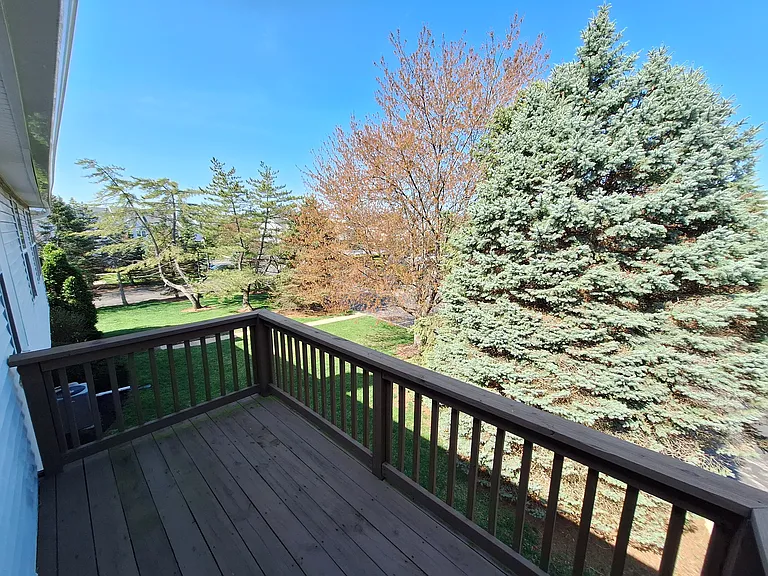 131 Wendover Dr — Photo 8