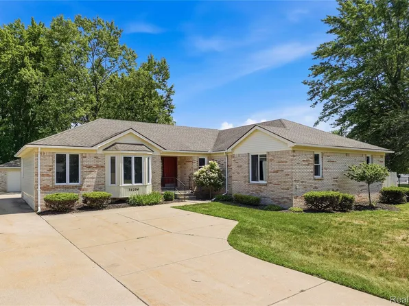 34294 Maple Lane Dr, Sterling Heights, MI 48312