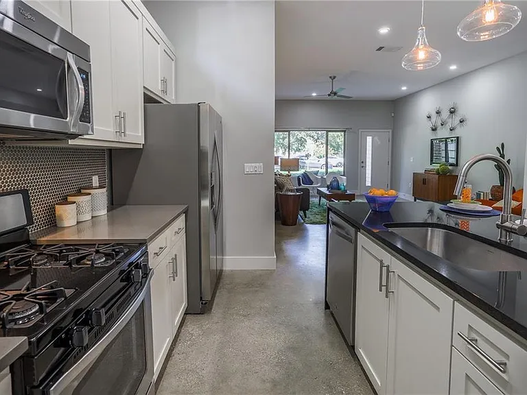 701 Zennia St #B — Photo 10