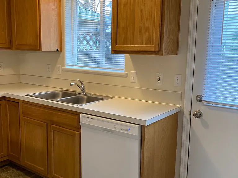 Two Bedroom Duplex in South Salem, Landscaping Included! — Photo 5