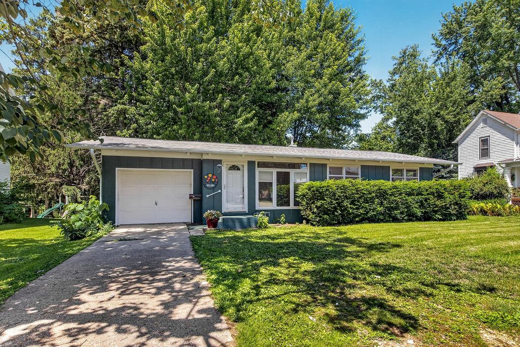 2 S Hannah Ave, Mount Morris, IL - View 2