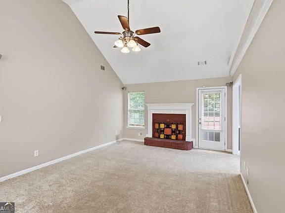 4th image of 165 Syracuse Ln