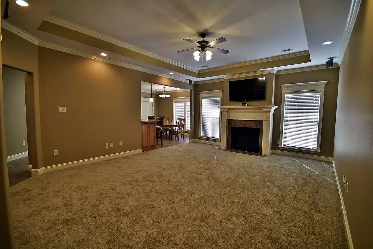 4 bed, 2275 sqft, $2,300 — Photo 3