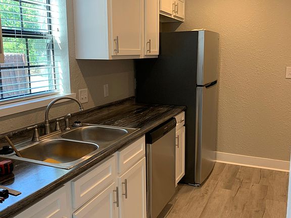 4th image of 909 E Main St