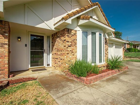 3rd image of 2833 Summerdale Dr