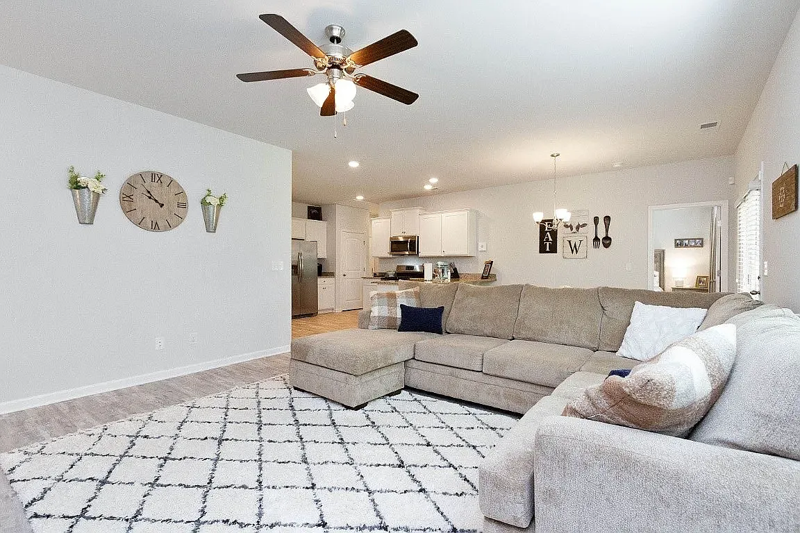 3 bed, 1405 sqft, $1,995 — Photo 3