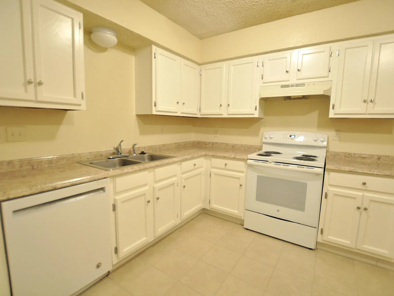 3 bed, 1100 sqft, $1,390 — Photo 2