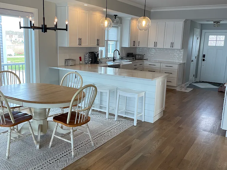 25 Beach Rd W — Photo 2