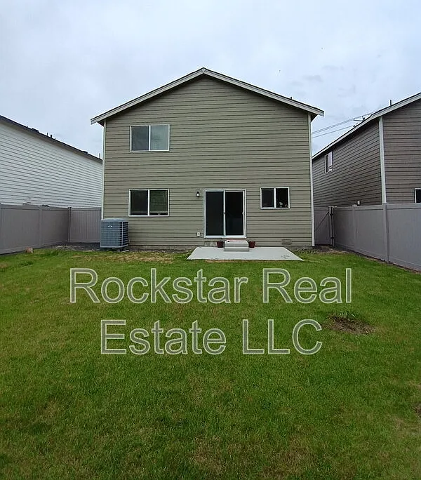 4 bed, 2.5 bath, 2120 sqft, $3,100 — Photo 2