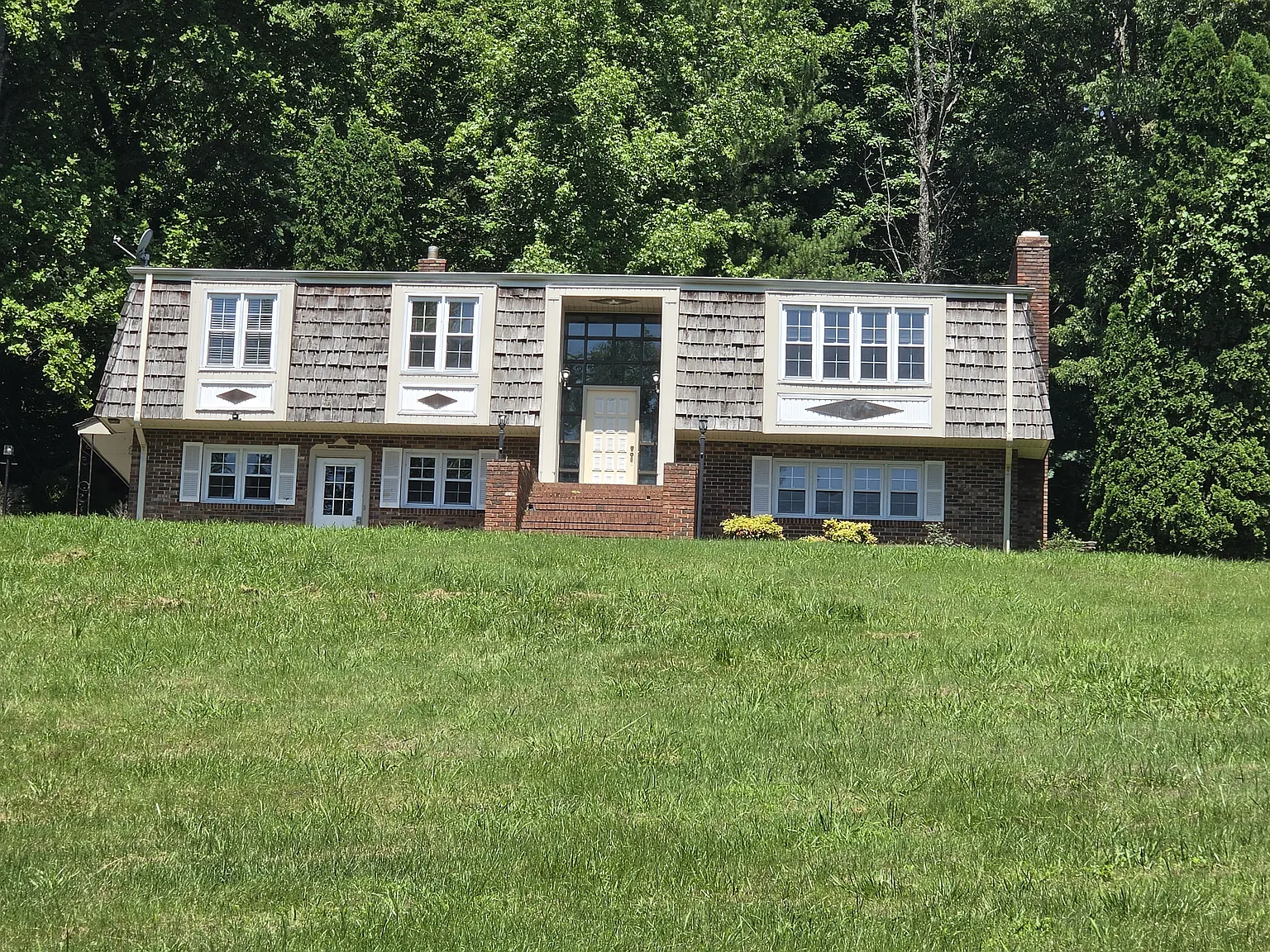 3 bed, 2.5 bath, 2390 sqft, $2,000 — Photo 1