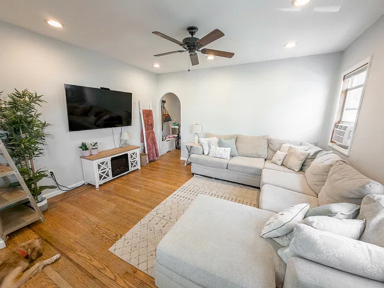222 E Henry St #1 — Photo 4