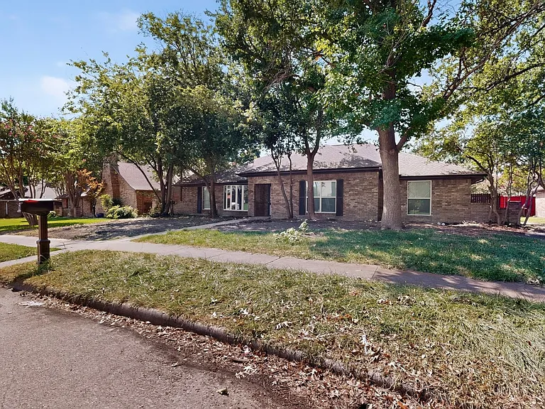 2308 Chamberlain Dr — Photo 4