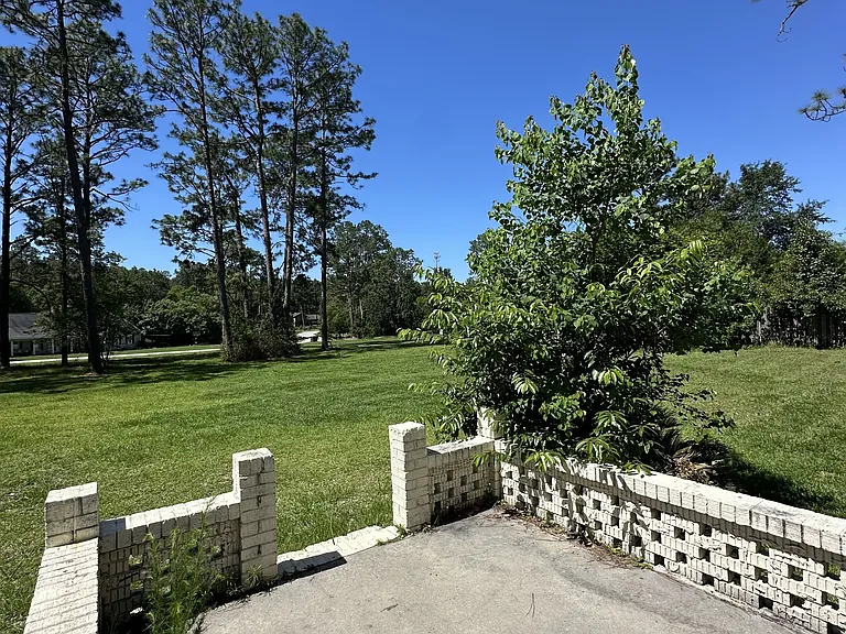 605 Honeysuckle Ln — Photo 3
