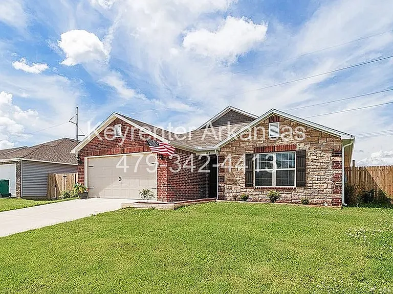 1600 Edinburgh Dr — Photo 2
