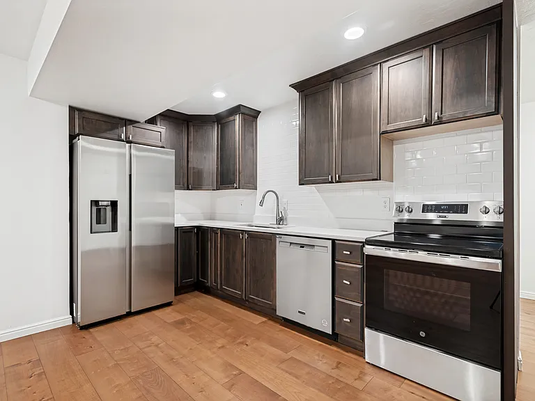 1241 Cambridge Ct — Photo 21