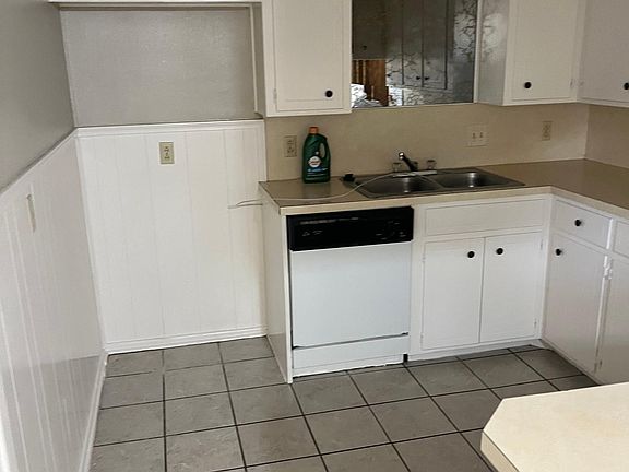 Kitchen, refrigerator is not furnished.