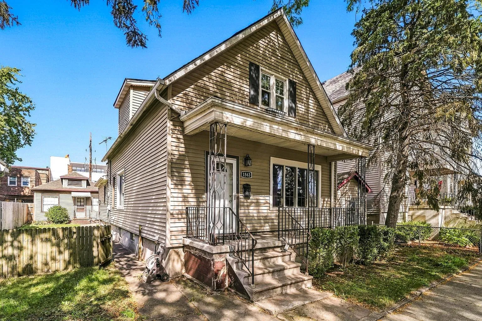 4 bed, 1857 sqft, $1,960 — Photo 2