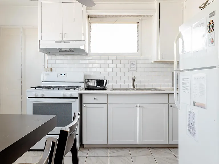 Enjoy your home cooked meals in our fully stocked kitchen!
