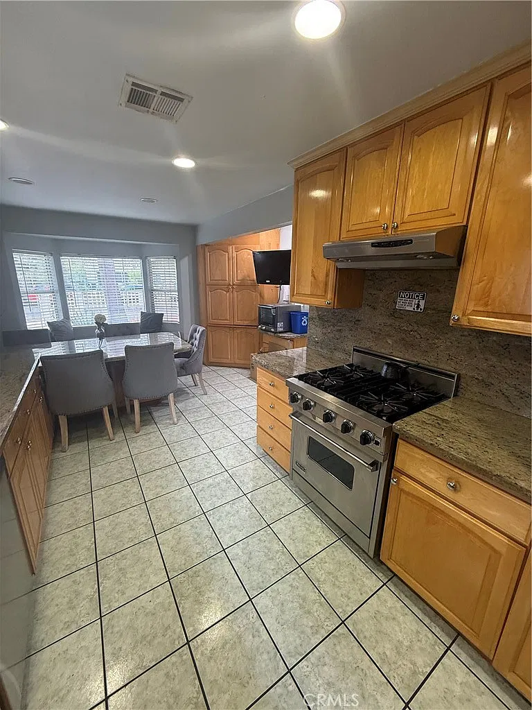 4 bed, 2025 sqft, $5,500 — Photo 3