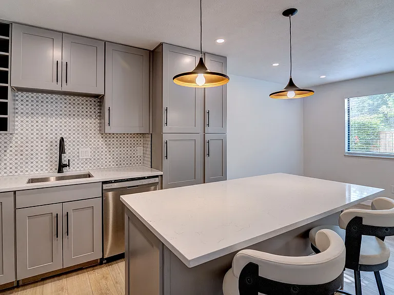 1327 Pine St #4 — Photo 3