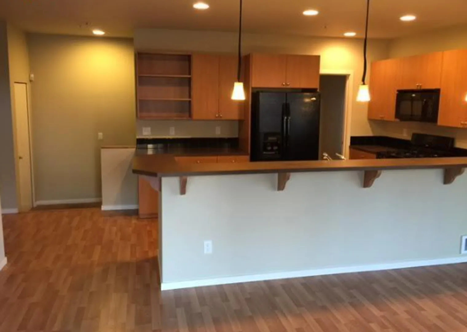 Stunning St. Johns 2-Bedroom Townhome with Vaulted Ceilings, Private Balcony & Attached Garage — Photo 2