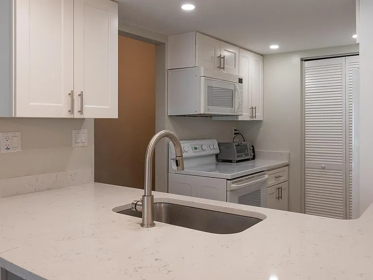 20 Greenbrier St #3-105 — Photo 4