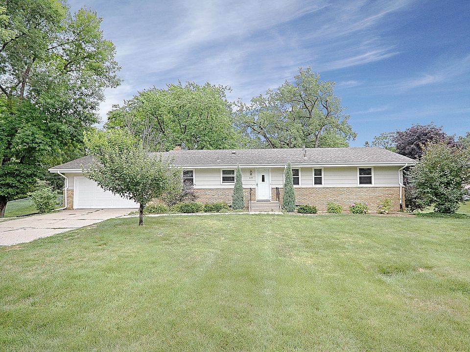 Large rambler on massive lot