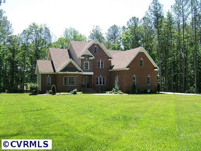 Beautiful Front Yard with Sprinker System!