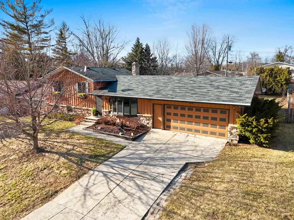 2112 Shamrock Ln, Green Bay, WI 54304