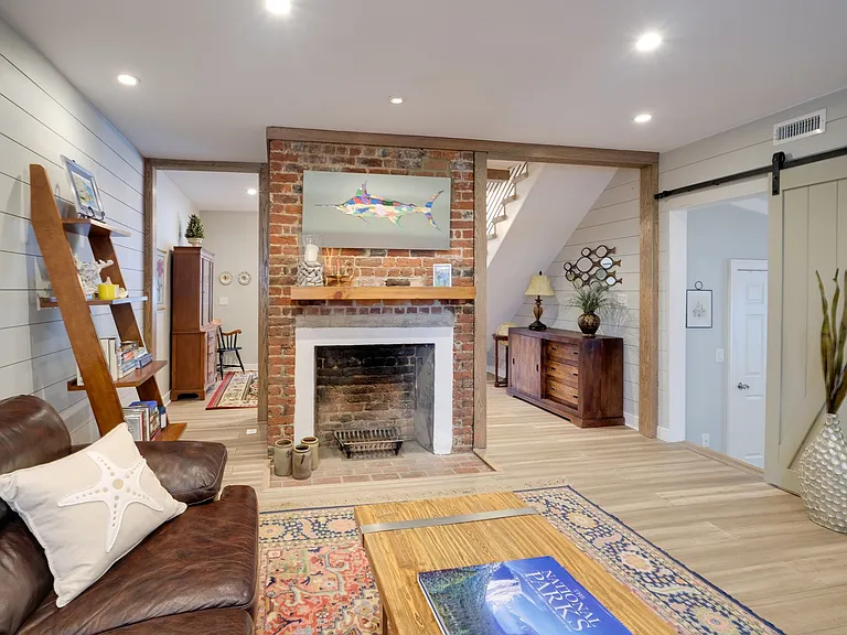 102 Wolfe St — Photo 6
